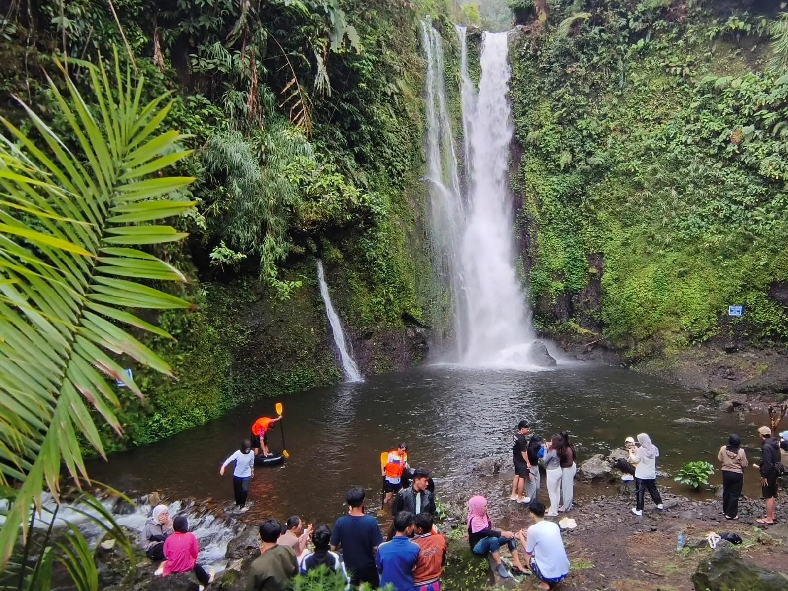Ban, pelampung, dan bermain cano sepuasnya menjadi fasilitas bagi pengunjung Curug Ramun. (Foto: cilacaptoday.com)