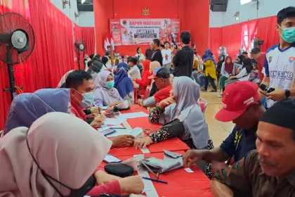 Ratusan warga ikuti layanan kesehatan gratis di Dapur Marhaen PDIP Cilacap. (Tri Aji).