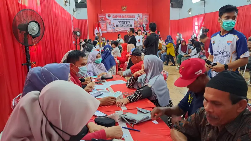 Ratusan warga ikuti layanan kesehatan gratis di Dapur Marhaen PDIP Cilacap. (Tri Aji).