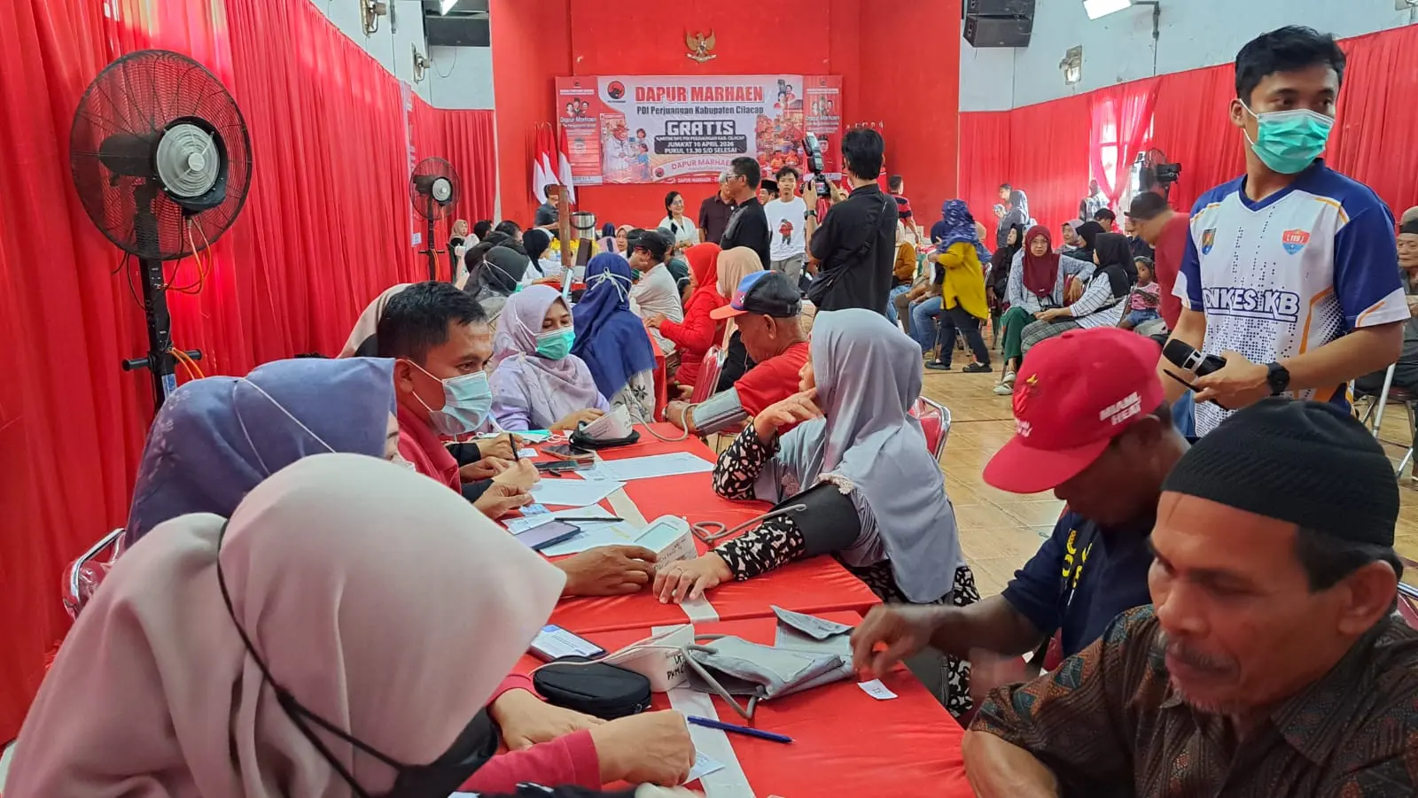 Ratusan warga ikuti layanan kesehatan gratis di Dapur Marhaen PDIP Cilacap. (Tri Aji).