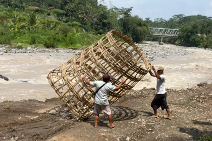 Warga Desa Banjarmangu Kabupaten Banjarnegara saat hendak memasang DEKEM, anyaman bambu raksasa untuk menaham erosi sungai, Sabtu (18/4/2026). (foto: Kominfo Banjarnegara)