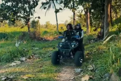 Sensasi petualangan off-road yang menjadi daya tarik unggulan di Desa Wisata Kamulyan, Bantarsari. (Sumber: Instagram @pokdarwiskamulyan)