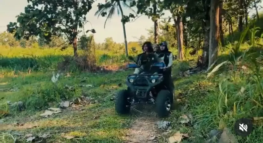 Sensasi petualangan off-road yang menjadi daya tarik unggulan di Desa Wisata Kamulyan, Bantarsari. (Sumber: Instagram @pokdarwiskamulyan)