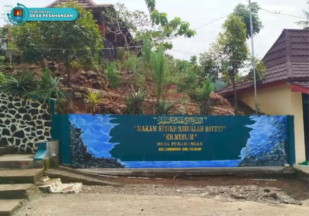Makam Syekh KH. Abdullah Sayuti menjadi salah satu destinasi religi di Desa Wisata Pesahangan. (Foto: pesahangan-cimanggu.cilacapkab.go.id)