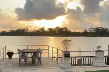 Sajian pemandangan yang bisa dirasakan saat berkunjung ke Ditepinya Sungai Serayu, Adipala, Cilacap. (Foto: TikTok @di.tepinya.sungai.serayu)