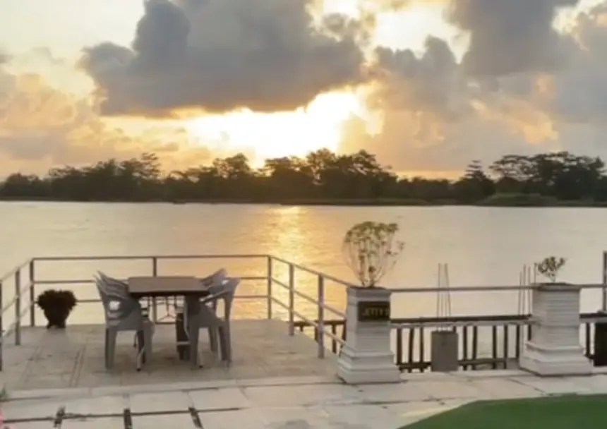Sajian pemandangan yang bisa dirasakan saat berkunjung ke Ditepinya Sungai Serayu, Adipala, Cilacap. (Foto: TikTok @di.tepinya.sungai.serayu)