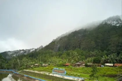 Panorama memukau Embung Bunter di Desa Pamulihan yang menyejukkan mata. (Sumber: TikTok @khephesheng11)