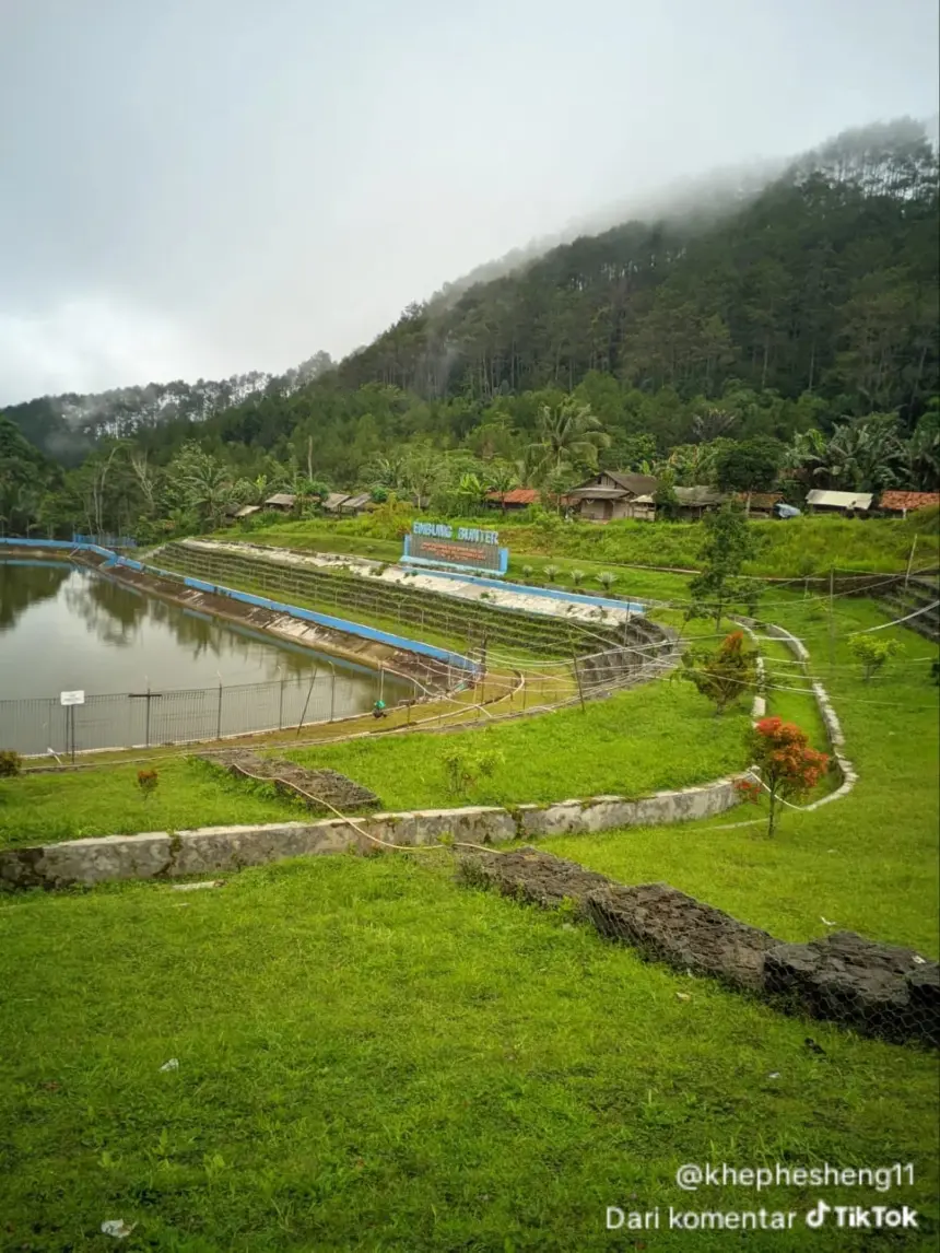 Panorama memukau Embung Bunter di Desa Pamulihan yang menyejukkan mata. (Sumber: TikTok @khephesheng11)
