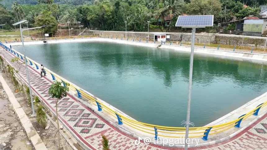 Embung Kejawar berfungsi ganda sebagai penyokong pangan dan destinasi liburan di Banyumas. (Sumber: TikTok @thpgallery)