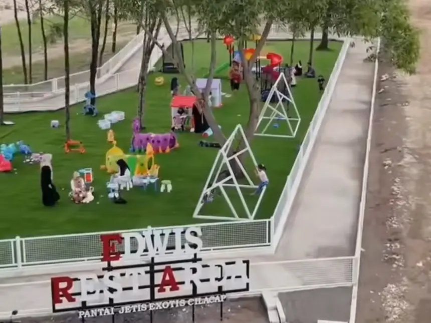 Wajah baru eduwisata di Cilacap, Exotis Play Land kini menyapa wisatawan di tepian Pantai Jetis. (Sumber: TikTok @exotis_playland_jetis)