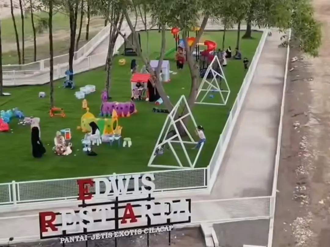 Wajah baru eduwisata di Cilacap, Exotis Play Land kini menyapa wisatawan di tepian Pantai Jetis. (Sumber: TikTok @exotis_playland_jetis)