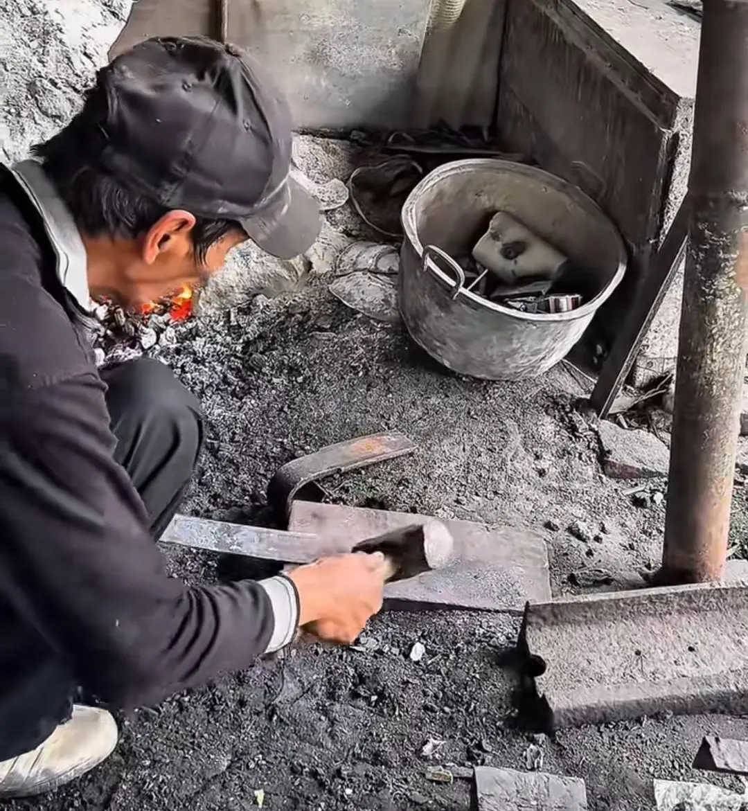 Salah satu proses dan tahapan pembuatan golok agar menjadi produk yang kuat. (Foto: TikTok @kknkarangjengkol
