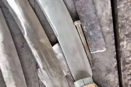 Produk UMKM Empu Besi yakni golok dari Desa Karangjengkol, Kecamatan Kesugihan, Cilacap. (Foto: TikTok @kknkarangjengkol) 