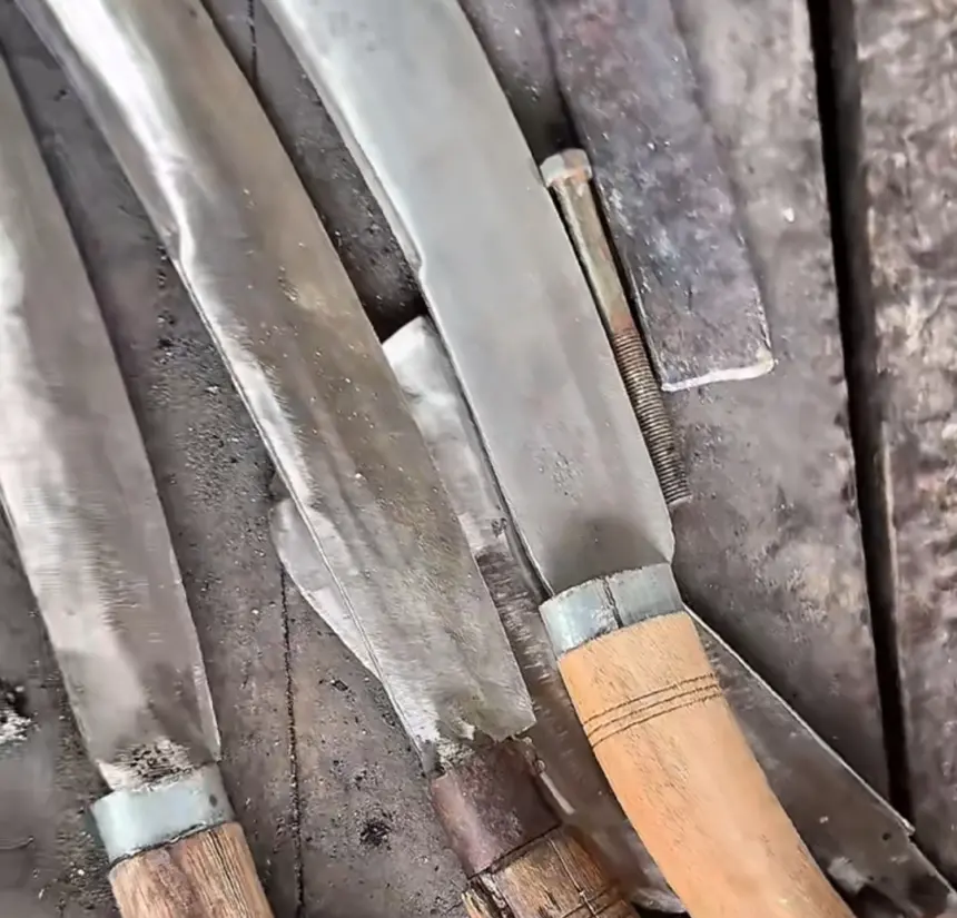 Produk UMKM Empu Besi yakni golok dari Desa Karangjengkol, Kecamatan Kesugihan, Cilacap. (Foto: TikTok @kknkarangjengkol) 