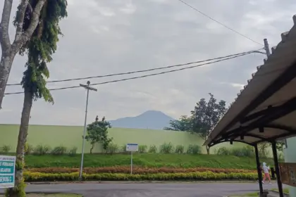 GOR Soesilo Soedarman milik Unsoed Purwokerto, kini menjadi salah satu destinasi lari favorit masyarakat karena menawarkan pemandangan langsung ke arah Gunung Slamet. (Foto: Dok. Gunung Slamet)