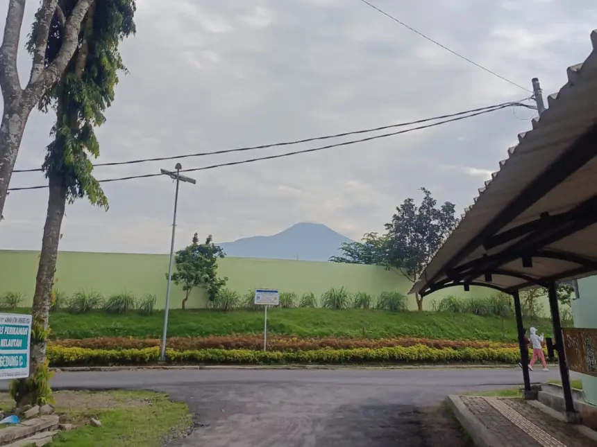 GOR Soesilo Soedarman milik Unsoed Purwokerto, kini menjadi salah satu destinasi lari favorit masyarakat karena menawarkan pemandangan langsung ke arah Gunung Slamet. (Foto: Dok. Gunung Slamet)