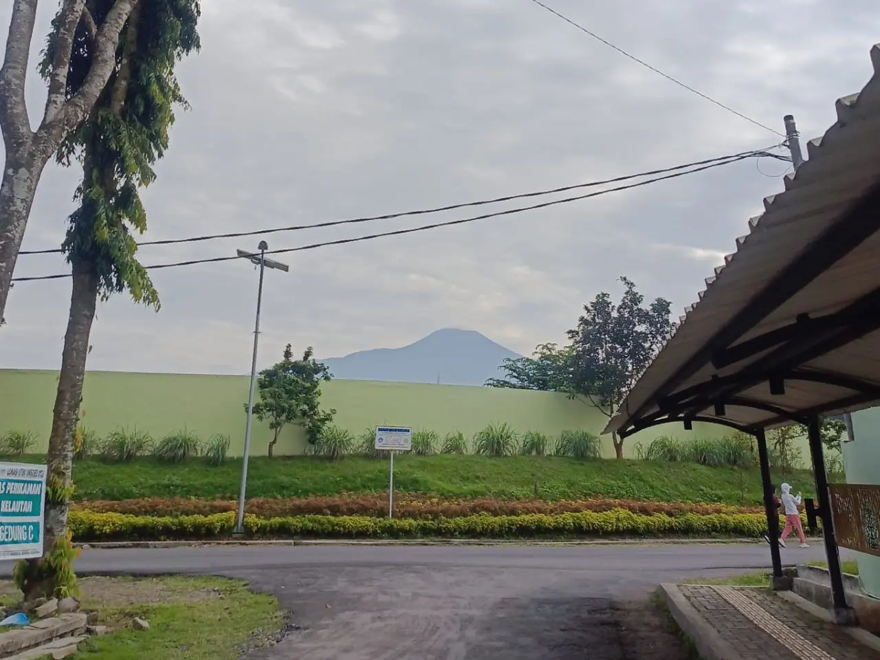 GOR Soesilo Soedarman milik Unsoed Purwokerto, kini menjadi salah satu destinasi lari favorit masyarakat karena menawarkan pemandangan langsung ke arah Gunung Slamet. (Foto: Dok. Gunung Slamet)