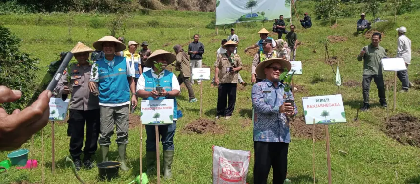 Komut PT PLN Indonesia Power beserta jajaran lainnya saat tanam pohon kopi di Desa Pegundungan Banjarnegara dalam rangka hari bumi, Kamis (23/4/2026). (Foto: Heri Cahyono)
