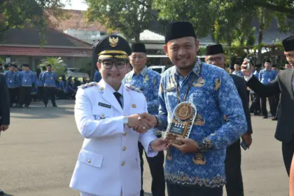 ​Plt Bupati Cilacap menyerahkan penghargaan kepada Sekretaris Desa Karangmangu pada upacara peringatan Hari Otonomi Daerah ke-30 di Pendopo Wijayakusuma Cakti, Senin (27/4/2026).(dok Diskominfo Cilacap)