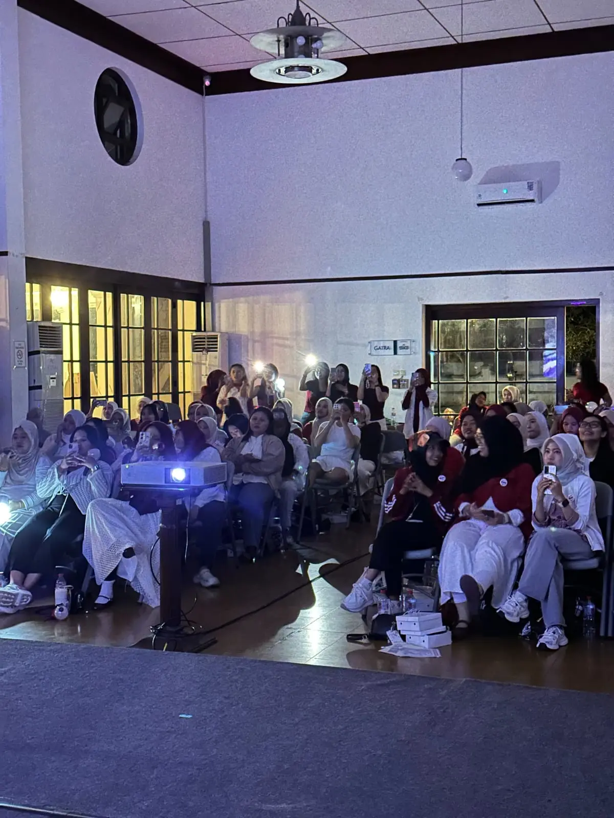 Suasana kemeriahan Nobar Arirang World Tour: In Goyang Di Hetero Space Obati Kerinduan BTS ARMY, di Hetero Space Purwokerto, 11-12 April 2026.(dok Wahyu Sumantri)