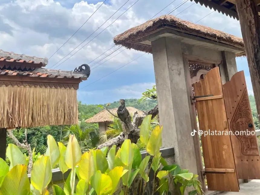Pesona kuliner bernuansa alam di Desa Tayem Timur, Karangpucung, Cilacap, yang menghadirkan atmosfer ala Ubud Bali. (Foto: TikTok @plataran.ombo)