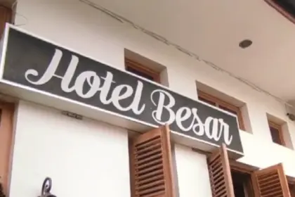 Hotel Besar Purwokerto yang berdiri sejak 1930 dan tetap mempertahankan arsitektur klasiknya di tengah perkembangan kota. (Foto: TikTok @hotelbesarpurwokerto)