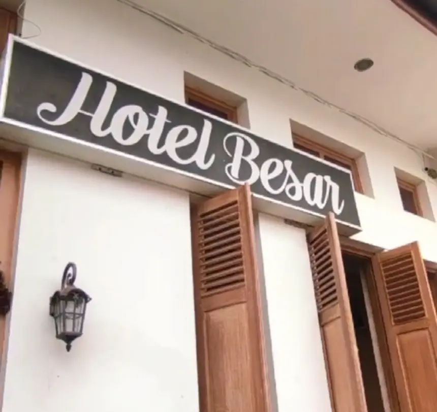 Hotel Besar Purwokerto yang berdiri sejak 1930 dan tetap mempertahankan arsitektur klasiknya di tengah perkembangan kota. (Foto: TikTok @hotelbesarpurwokerto)