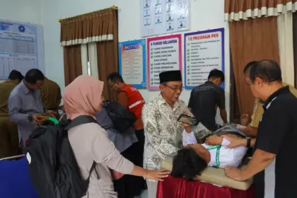 Sejumlah anak mengikuti khitanan massal yang digelar dalam rangka Hari Jadi ke-170 Cilacap. (Pemkab Cilacap).