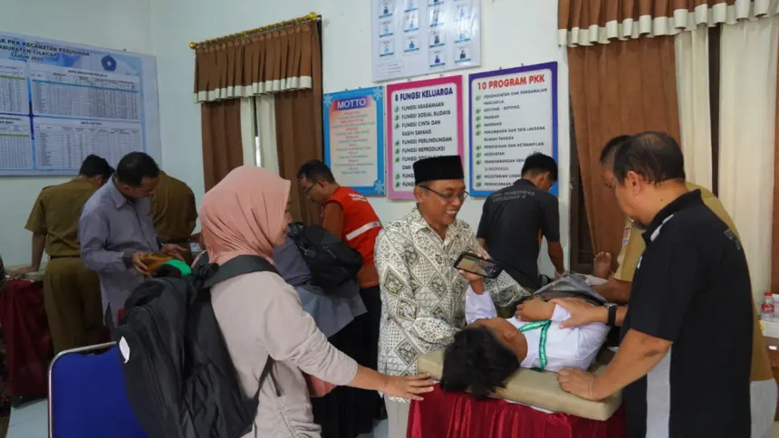 Sejumlah anak mengikuti khitanan massal yang digelar dalam rangka Hari Jadi ke-170 Cilacap. (Pemkab Cilacap).