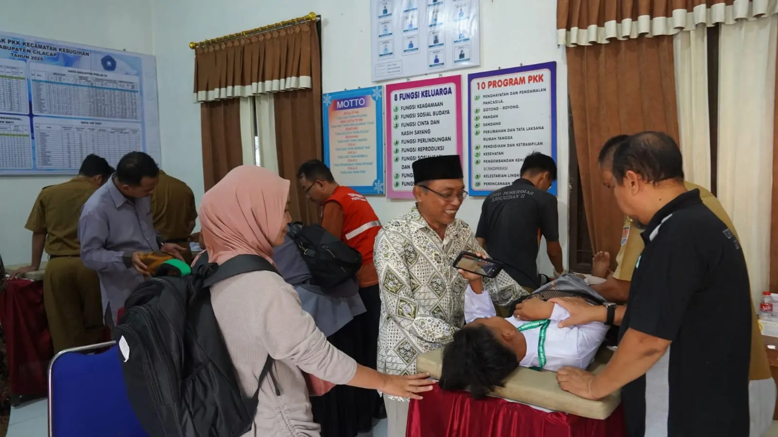 Sejumlah anak mengikuti khitanan massal yang digelar dalam rangka Hari Jadi ke-170 Cilacap. (Pemkab Cilacap).