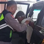 Anggota Polsek Bobotsari Polres Purbalingga membawa warga yang sakit ke Puskesmas. (Foto :Humas Polres Purbalingga