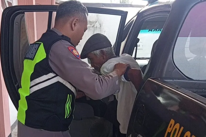 Anggota Polsek Bobotsari Polres Purbalingga membawa warga yang sakit ke Puskesmas. (Foto :Humas Polres Purbalingga