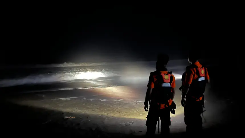 Tim SAR Gabungan saat pencarian anak tenggelam di Pantai Setrojenar. (Basarnas Cilacap).