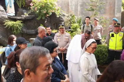 Kapolresta Cilacap meninjau sejumlah gereje, memastikan pengamanan dari personel Polresta Cilacap. (Polresta Cilacap).