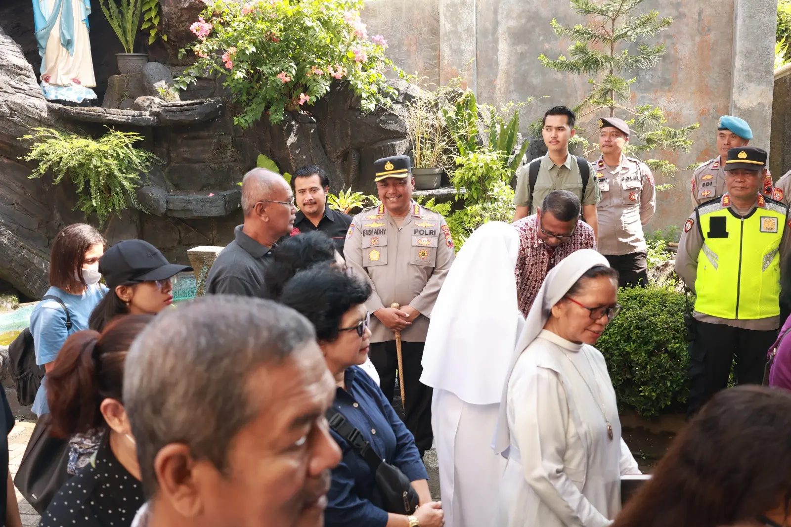 Kapolresta Cilacap meninjau sejumlah gereje, memastikan pengamanan dari personel Polresta Cilacap. (Polresta Cilacap).
