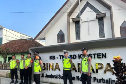 Personel Polres Purbalingga amankan ibadah Jumat Agung. (Foto :Humas Polres Purbalingga)