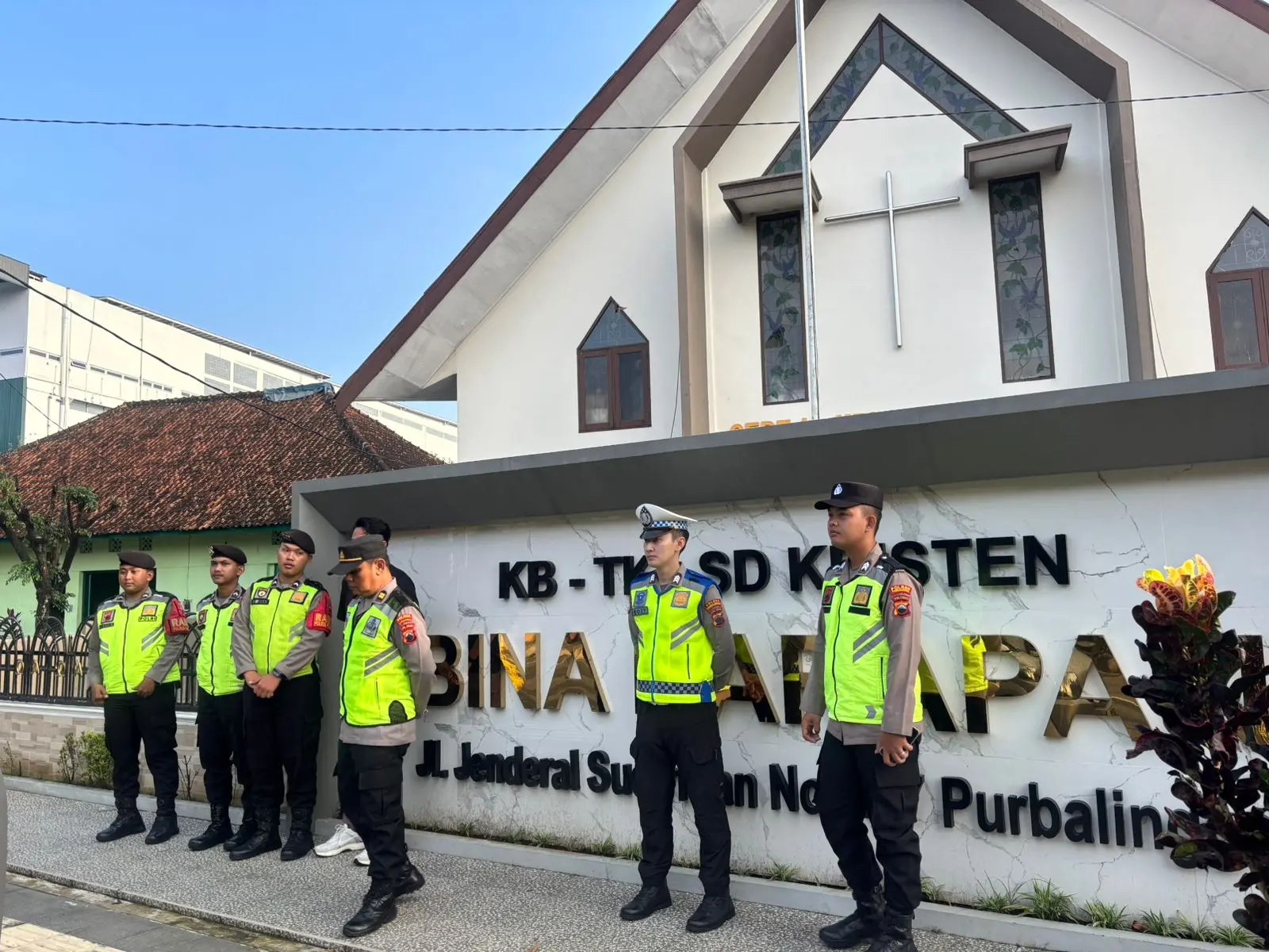 Personel Polres Purbalingga amankan ibadah Jumat Agung. (Foto :Humas Polres Purbalingga)