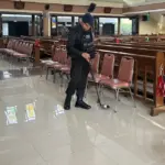 Personel Gegana Polda Jateng sterilisasi gereja. (Foto :Humas Polda Jateng)