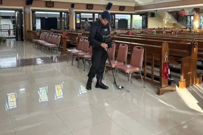 Personel Gegana Polda Jateng sterilisasi gereja. (Foto :Humas Polda Jateng)
