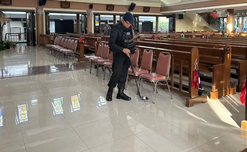 Personel Gegana Polda Jateng sterilisasi gereja. (Foto :Humas Polda Jateng)