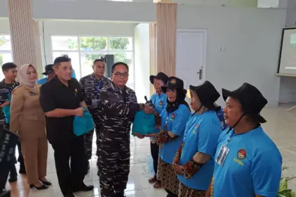 TNI AL Ajak Warga Cilacap Olah Ikan, Perkuat Gizi dan Dongkrak Ekonomi Pesisir
