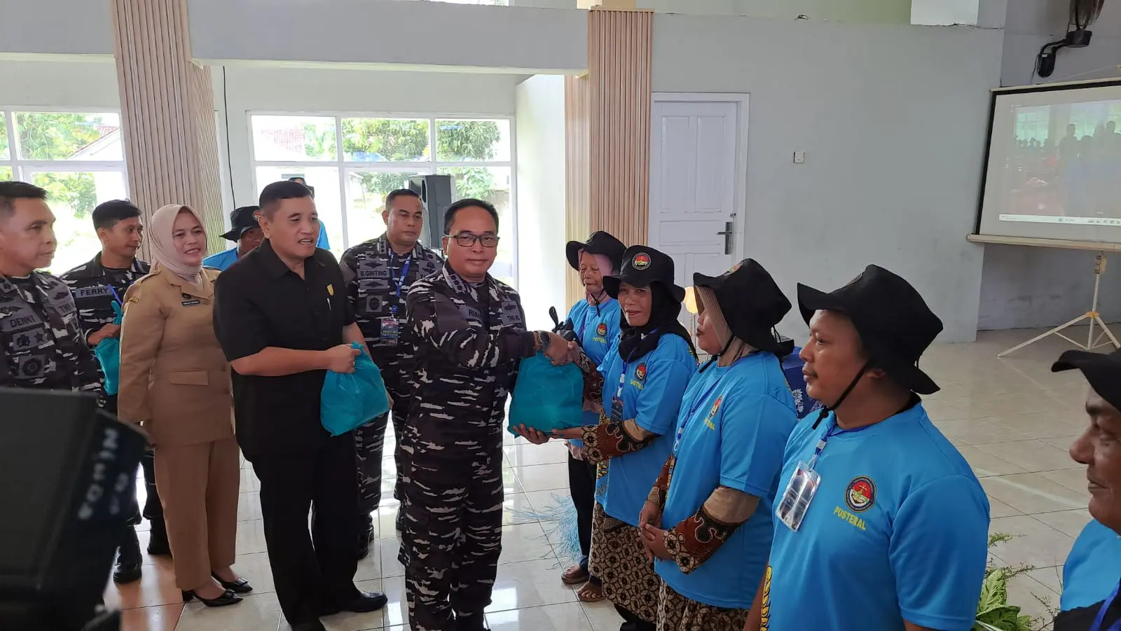 TNI AL Ajak Warga Cilacap Olah Ikan, Perkuat Gizi dan Dongkrak Ekonomi Pesisir