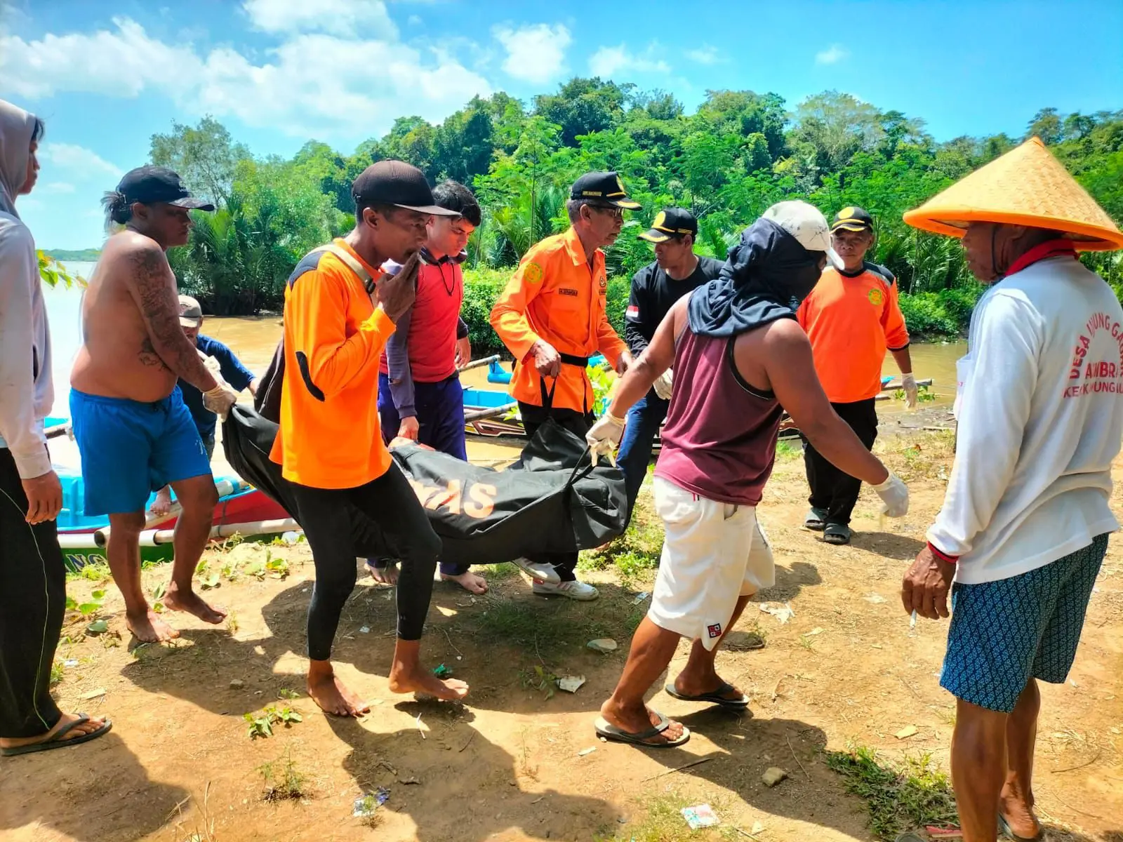 Tim SAR Gabungan saat evakuasi nelayan tenggelam di perairan Nusakambangan. (Basarnas Cilacap).