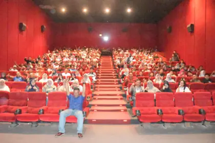 Keluarga besar Lanal Cilacap saat Nobar Film The Hostage’s Hero 2026. (Lanal Cilacap).