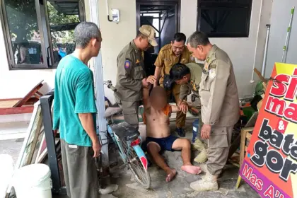 Satpol PP Cilacap Gerak Cepat Tangani Pria Linglung di Jalan, Diduga Asal Semarang