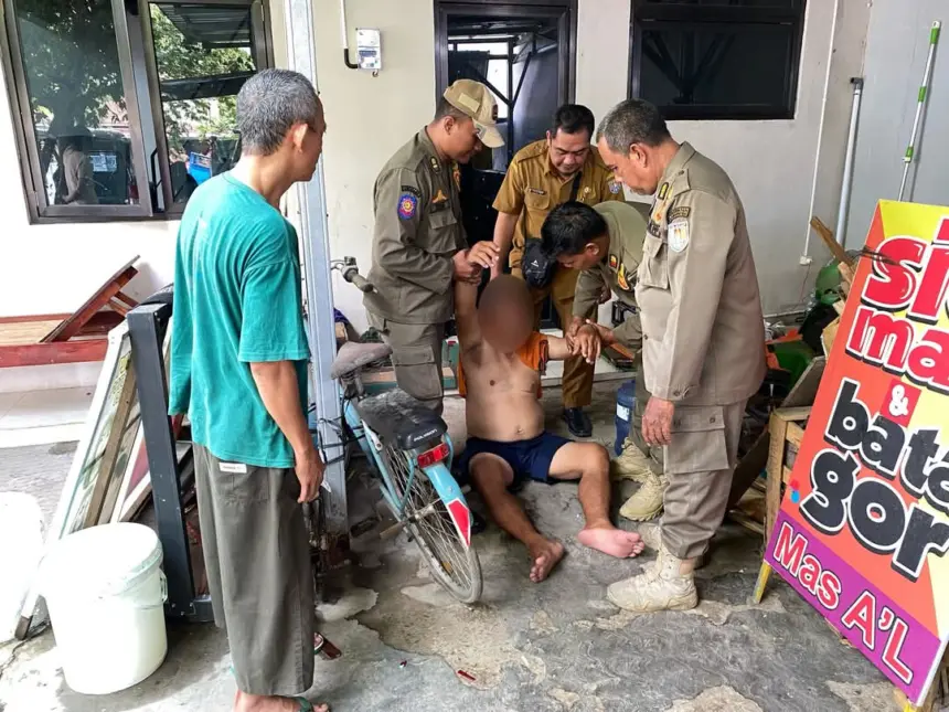 Satpol PP Cilacap Gerak Cepat Tangani Pria Linglung di Jalan, Diduga Asal Semarang