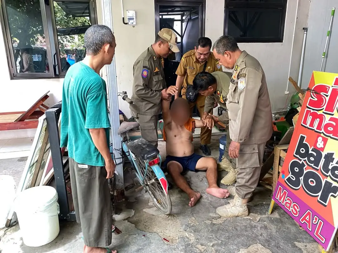 Satpol PP Cilacap Gerak Cepat Tangani Pria Linglung di Jalan, Diduga Asal Semarang