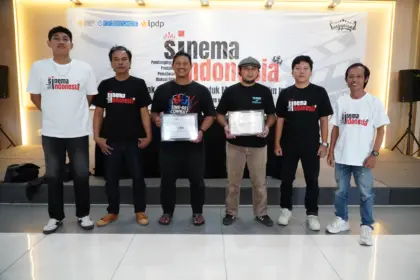 Panitia dan Narasumber kegiatan pelatihan pendampingan produksi sekaligus diskusi film. (Tri Aji).
