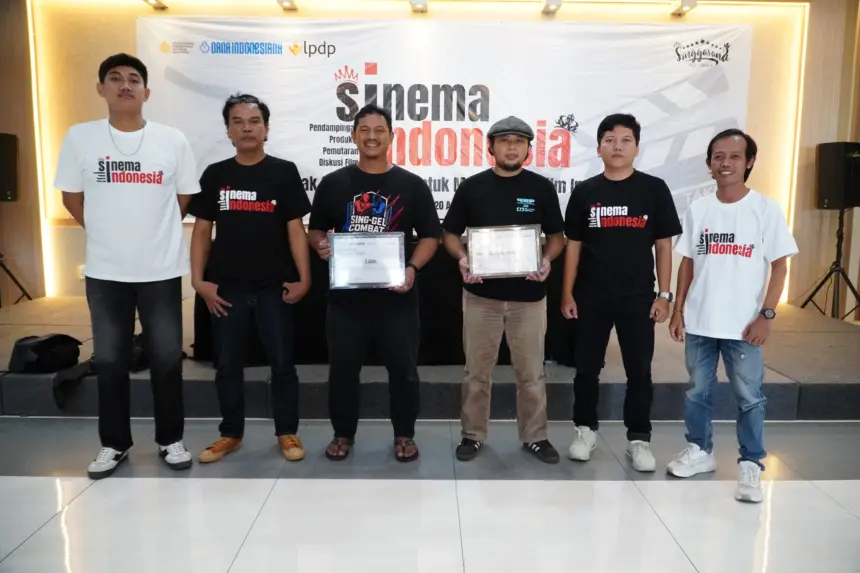 Panitia dan Narasumber kegiatan pelatihan pendampingan produksi sekaligus diskusi film. (Tri Aji).