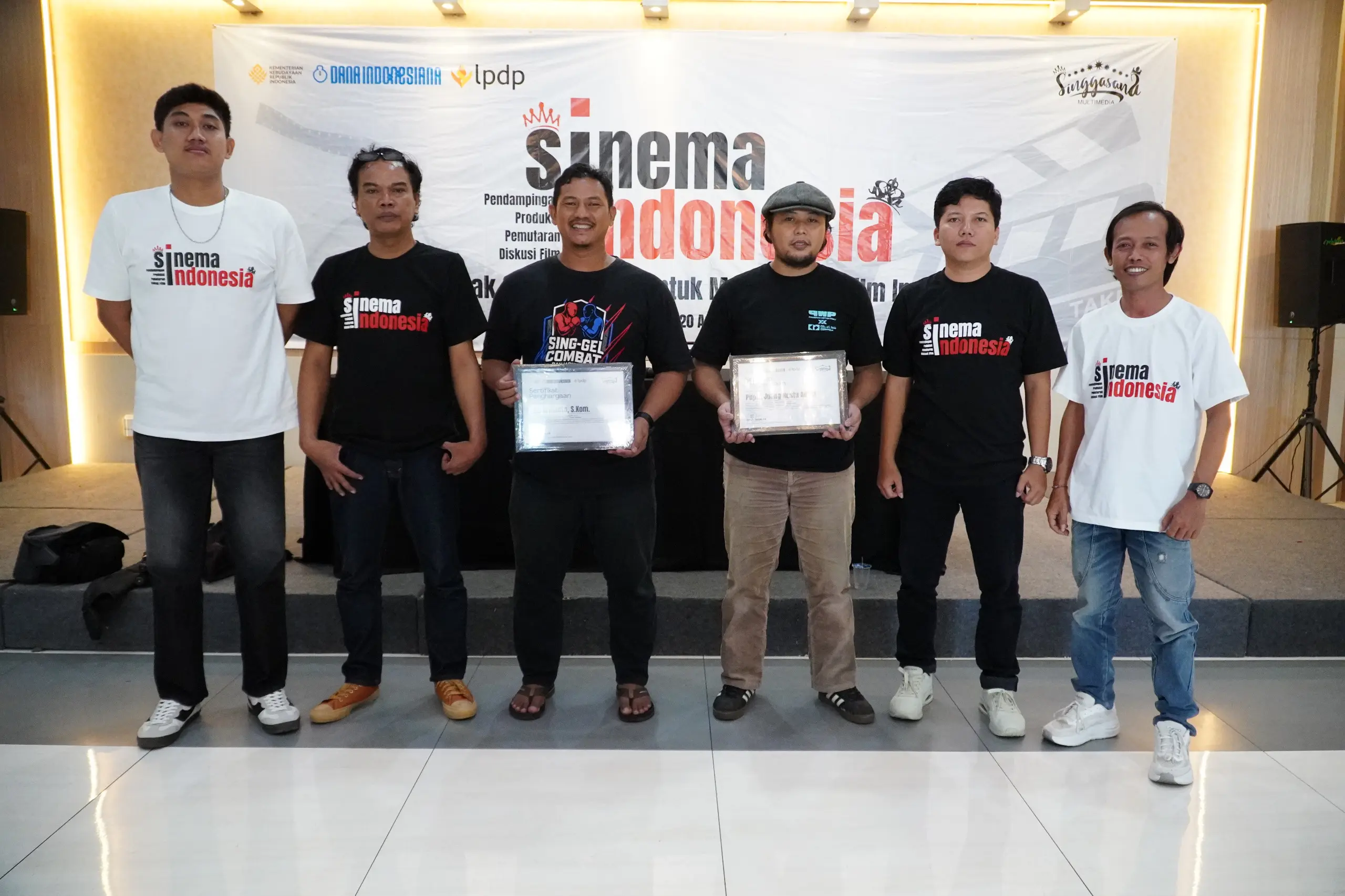 Panitia dan Narasumber kegiatan pelatihan pendampingan produksi sekaligus diskusi film. (Tri Aji).
